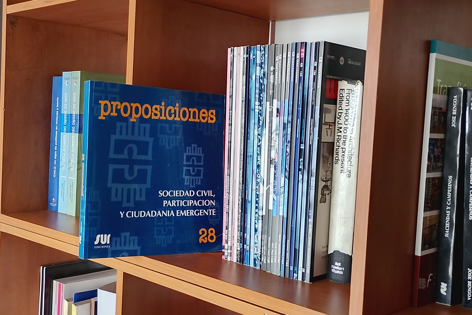 Estantería del Centro de Documentación SUR