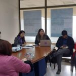 Geanina Zagal, de Corporación Sur presenta las líneas de acción del Proyecto “Fortalecimiento del liderazgo y la participación de mujeres para avanzar hacia ciudades feministas y territorios que cuidan” en la comuna de Lo Espejo.
