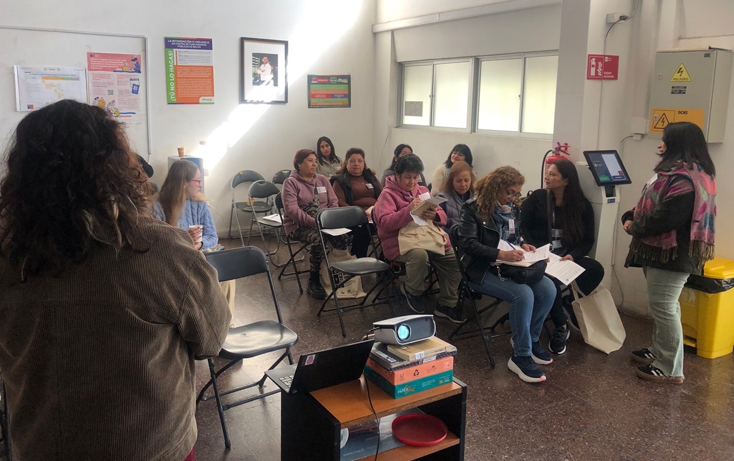 Mujeres de la comuna de San Joaquín dialogando y tomando apuntes, durante la sesión inaugural.