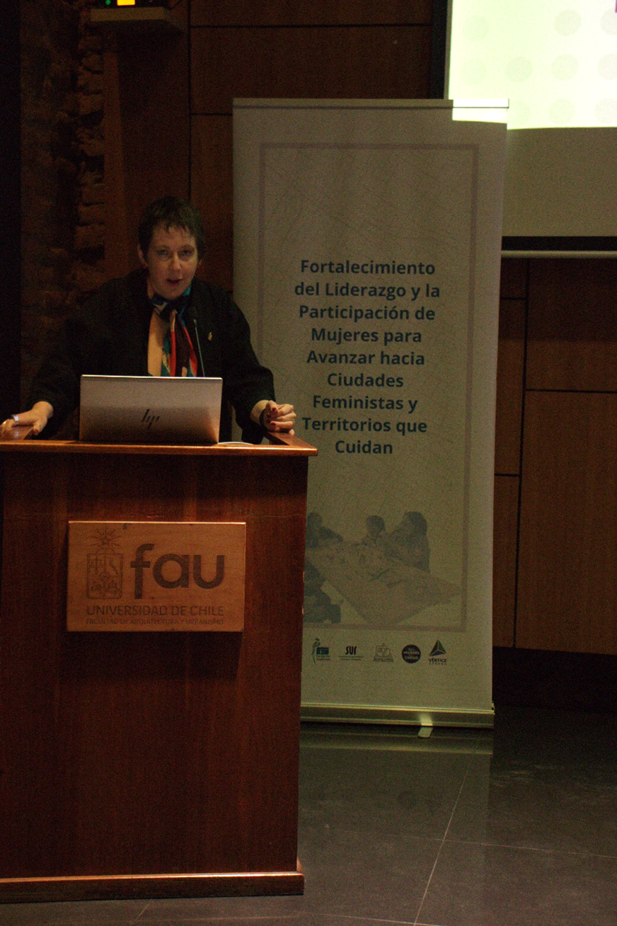 Fotografía: Palabras de apertura de Pía Montealegre, académica y encargada de la oficina de Género de la FAU, Universidad de Chile
