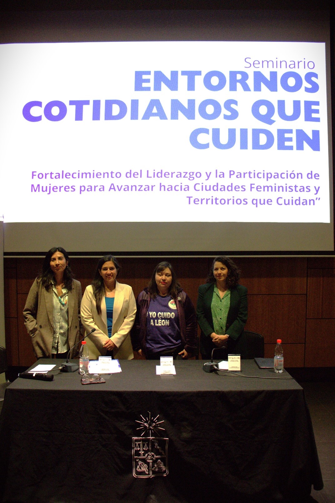 Fotografía: Panelistas del Panel 1 junto a Maritza Villalobos, arquitecta de Vértice Urbano y Moderadora del Panel 1